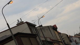 Lampy uliczne w Bochni świeciły, mimo południowej pory 