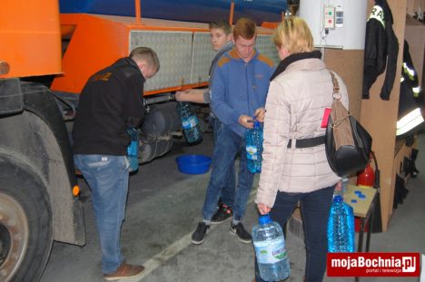 Wydawanie wody pitnej z cysterny w Łapanowie, 20 I 2017