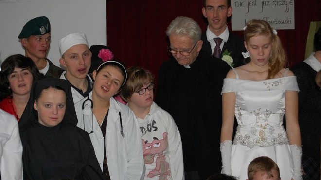 Ks. Adam Boniecki w Ośrodku Szkolno-Wychowawczym w Bochni