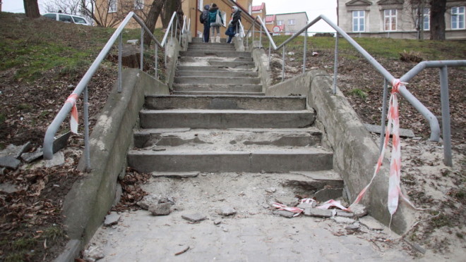 Skruszone schody do „budowlanki” – fotointerwencja