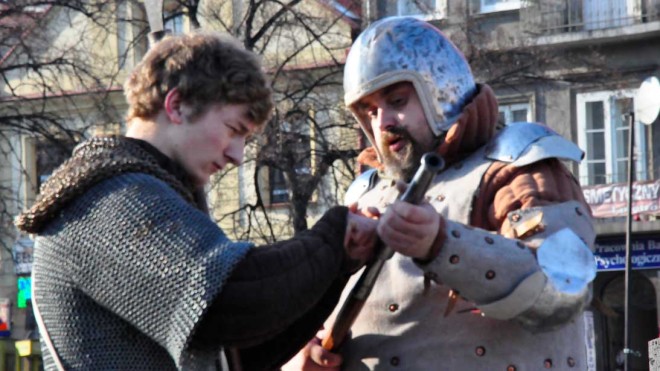 IX Bocheński Dzień Króla Kazimierza – reprezentanci miasta złożyła kwiaty pod pomnikiem na rynku, 4.03.2011