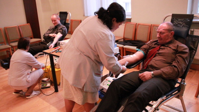 kwiecień 2011 – przykład idzie z góry: w magistracie oddawano krew