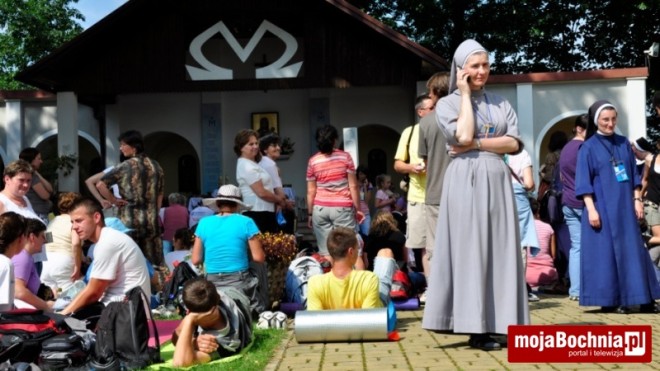 Pielgrzymka Tarnowska: ślub bocheńskich pielgrzymów w Okulicach, 18.08.2011