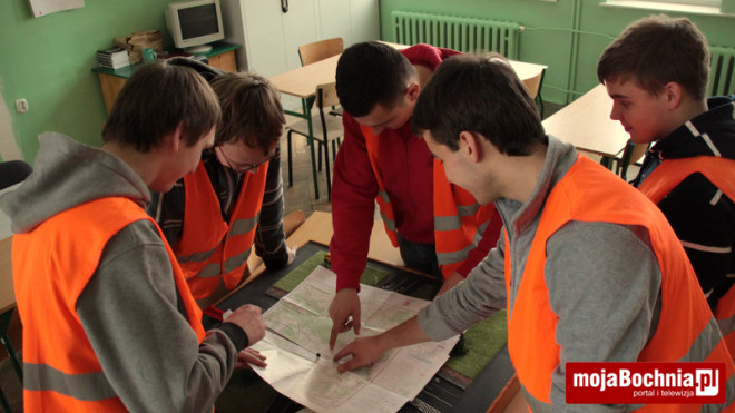 Uczniowie „Budowlanki” podczas realizacji filmu promującego szkołę, 7 II 2012