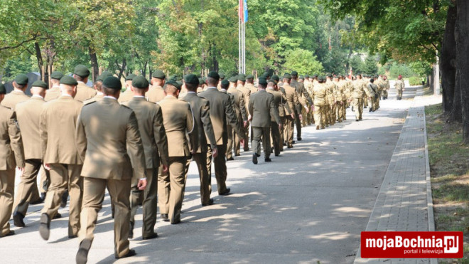 Uczniowie z Łapanowa na święcie żołnierzy w Pychowicach