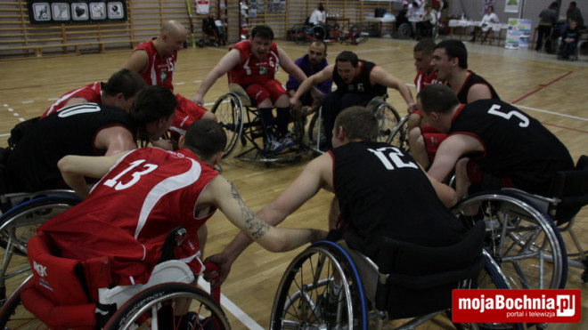 Niepełnosprawni zagrali w kosza na wózkach, 20 XI 2012