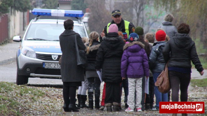 Nie pilnował psa, rozdawał ulotki, zdemaskowały go dzieci – symulacja straży miejskiej