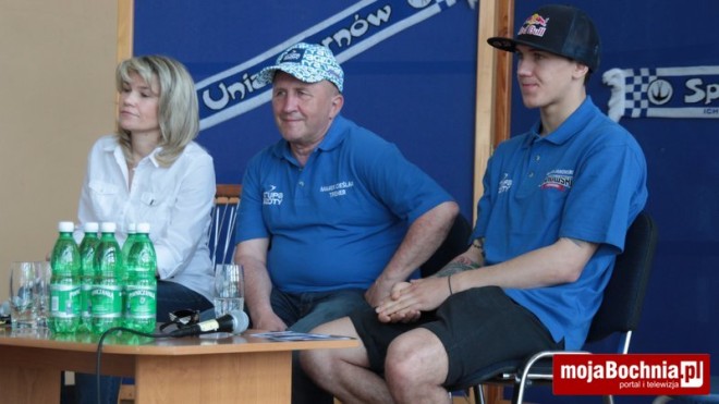 Dwaj żużlowcy: Maciej Janowski oraz jego trener Marek Cieślak, spotkali się z młodzieżą, 17 V 2013