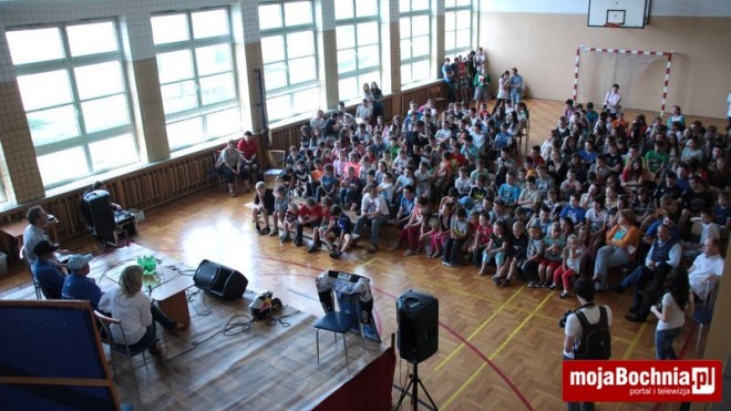 Dwaj żużlowcy: Maciej Janowski oraz jego trener Marek Cieślak, spotkali się z młodzieżą, 17 V 2013