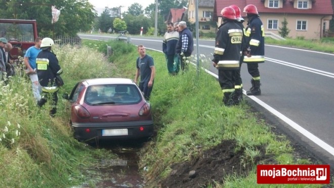 Baczków: samochód w rowie, 13 VII 2013
