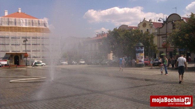 Rynek: kurtyna wodna dla ochłody, 2 VIII 2013