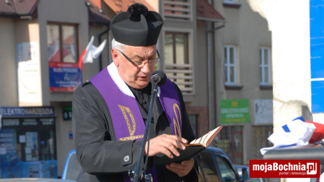 Uroczystość odsłonięcia tablicy upamiętniającej ofiary niemieckiej okupacji w latach II wojny światowej, 27 X 2013