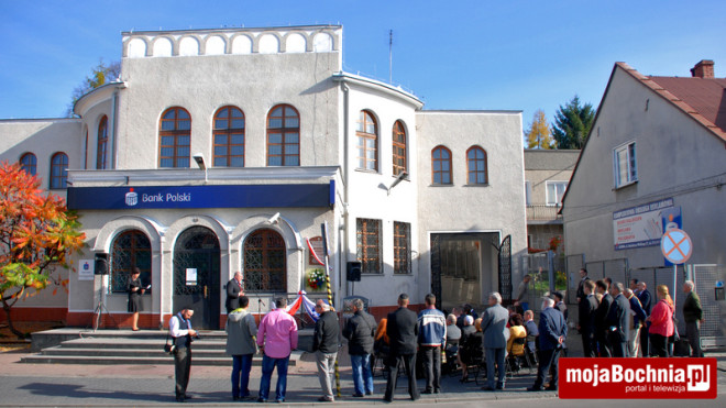 Uroczystość odsłonięcia tablicy upamiętniającej ofiary niemieckiej okupacji w latach II wojny światowej, 27 X 2013