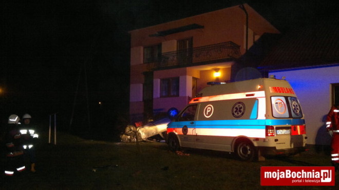 Rajbrot: samochód wypadł z drogi, wylądował dachem na podwórku