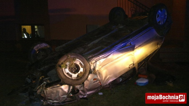 Rajbrot: samochód wypadł z drogi, wylądował dachem na podwórku