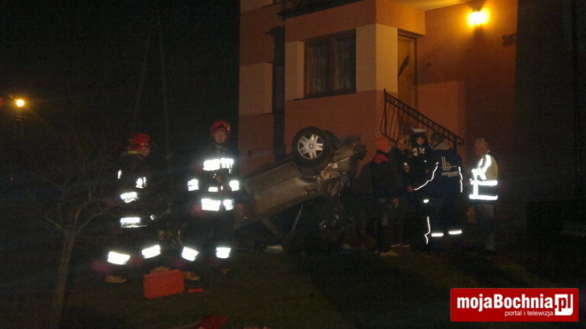 Rajbrot: samochód wypadł z drogi, wylądował dachem na podwórku