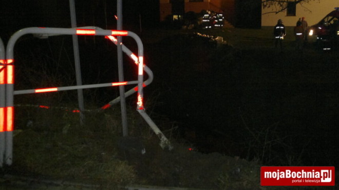 Rajbrot: samochód wypadł z drogi, wylądował dachem na podwórku