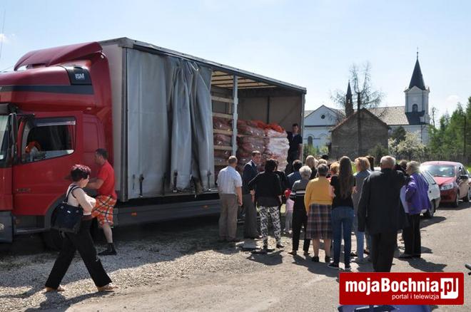 Rzezawa: rozdano 19 ton jabłek i 9 ton marchwi
