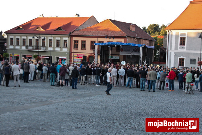 Orkiestry Dęte z Baczkowa oraz z Sobolowa wystąpiły na bocheńskim Rynku, 10 VII 2015