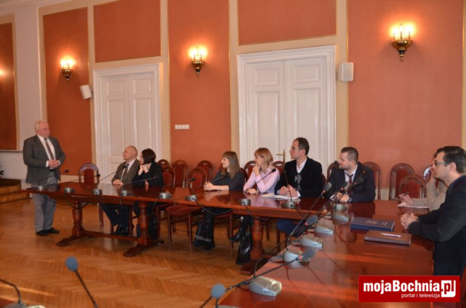 W starostwie podpisano umowy z 8 radcami prawnymi oraz adwokatami