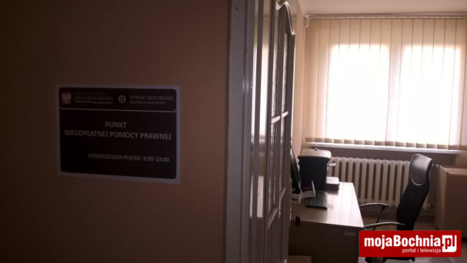 W starostwie podpisano umowy z 8 radcami prawnymi oraz adwokatami