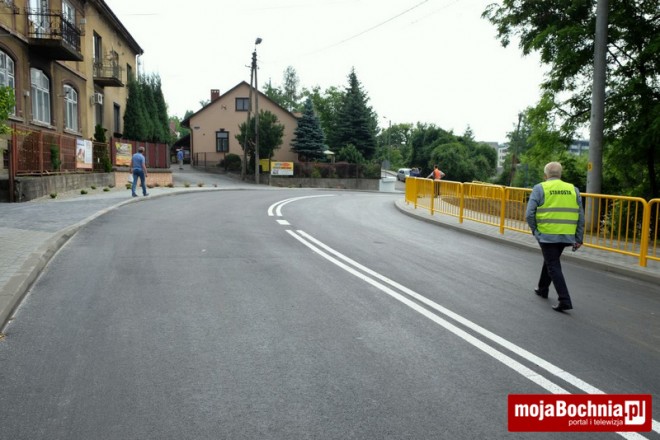 Zakręt na ul. Floris po przebudowie, 28 VI 2016