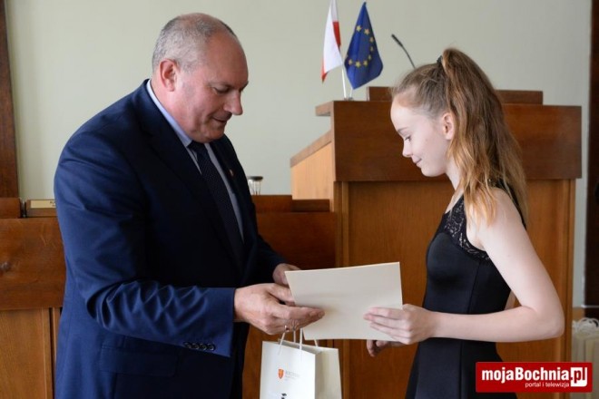 Zwycięskie koszykarki z Gimnazjum nr 1 uhonorowane