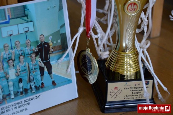 Zwycięskie koszykarki z Gimnazjum nr 1 uhonorowane