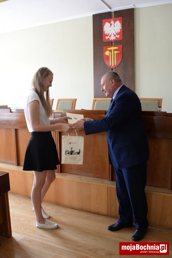 Zwycięskie koszykarki z Gimnazjum nr 1 uhonorowane