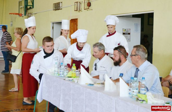 Uczniowie z Łapanowa na Festiwalu Rosołu w Trzcianie