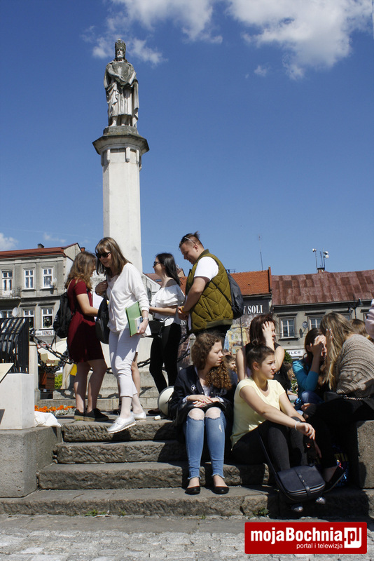 Czytelniczy flash mob na Rynku, 1 VI 2017