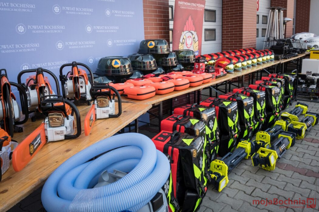 Przekazano sprzęt ratowniczy i gaśniczy dla służb powiatu bocheńskiego
