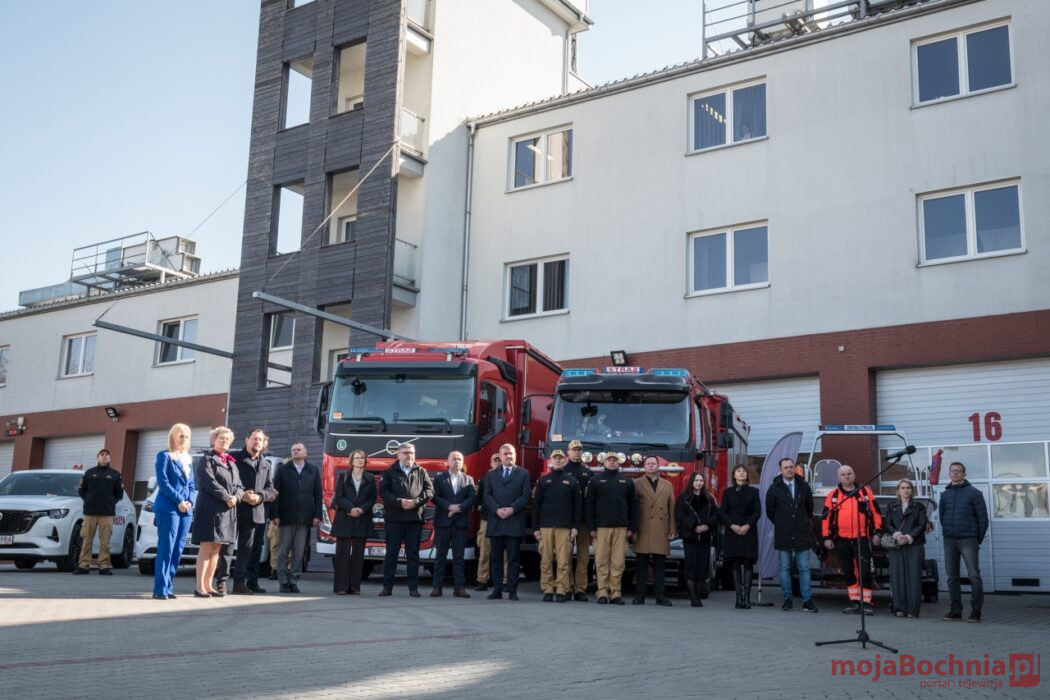 Przekazano sprzęt ratowniczy i gaśniczy dla służb powiatu bocheńskiego