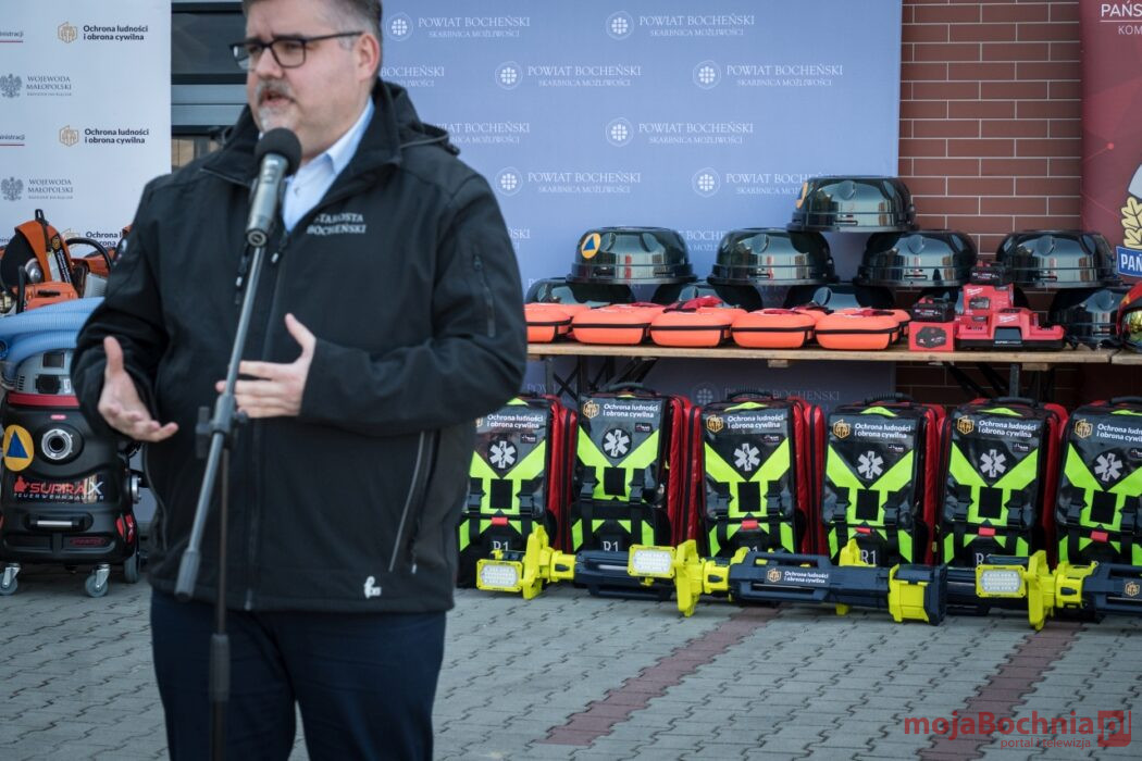 Przekazano sprzęt ratowniczy i gaśniczy dla służb powiatu bocheńskiego