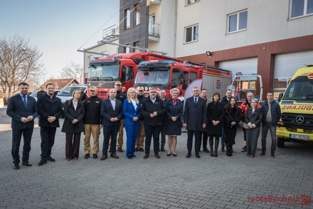 Przekazano sprzęt ratowniczy i gaśniczy dla służb powiatu bocheńskiego