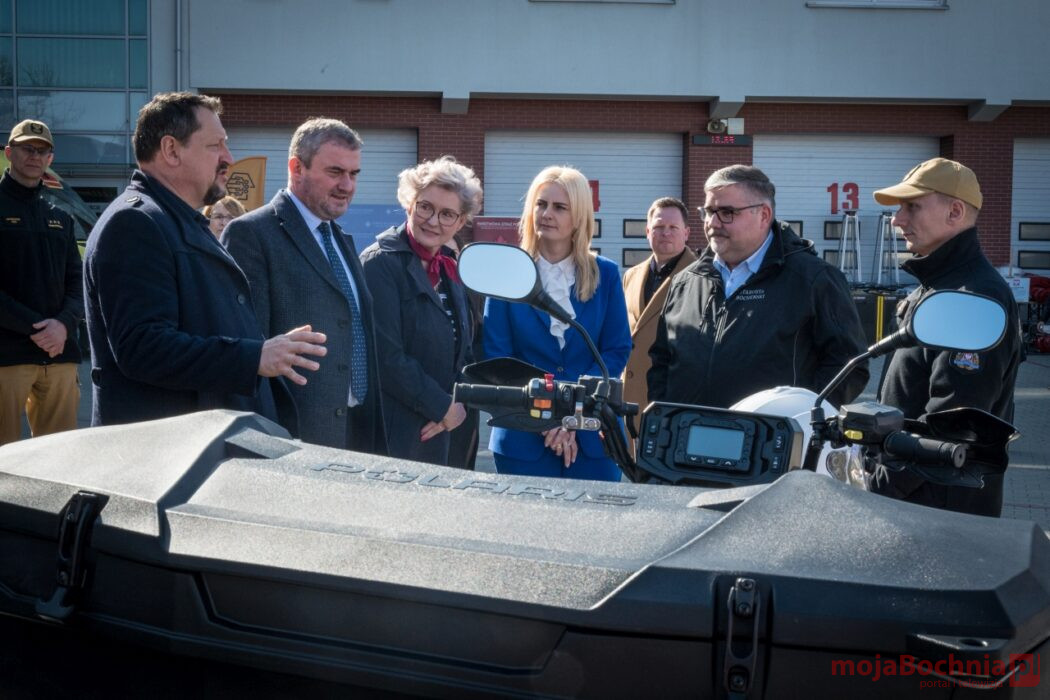Przekazano sprzęt ratowniczy i gaśniczy dla służb powiatu bocheńskiego