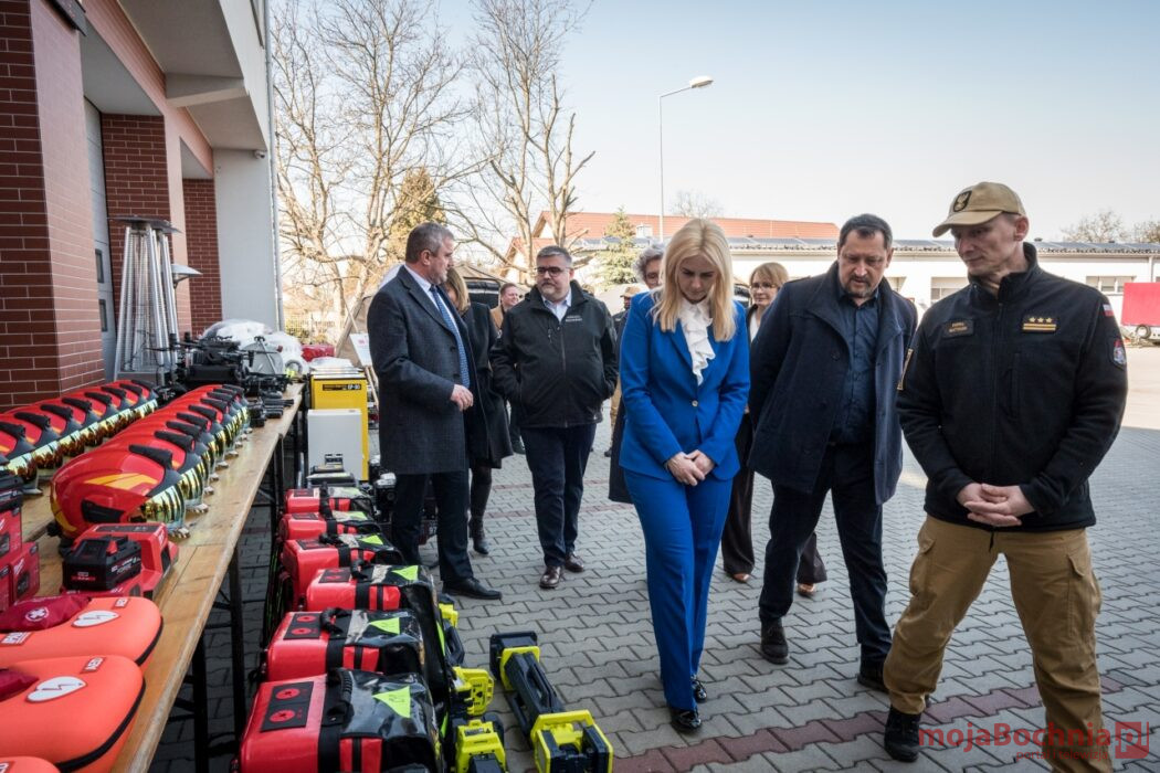 Przekazano sprzęt ratowniczy i gaśniczy dla służb powiatu bocheńskiego