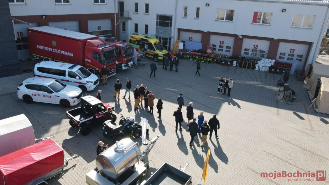 Przekazano sprzęt ratowniczy i gaśniczy dla służb powiatu bocheńskiego